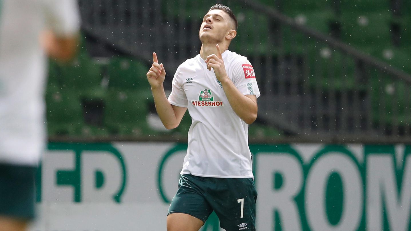 Nürnbergs Mikael Ishak (links) und Mannschaftskamerad Fabian Schleusener - Team muss in Relegation