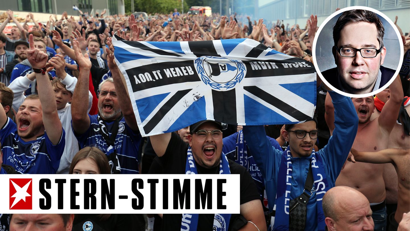 Bielefeld Fans feiern vor dem Stadion die Meisterschaft und den Aufstieg