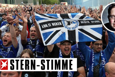 Bielefeld Fans feiern vor dem Stadion die Meisterschaft und den Aufstieg