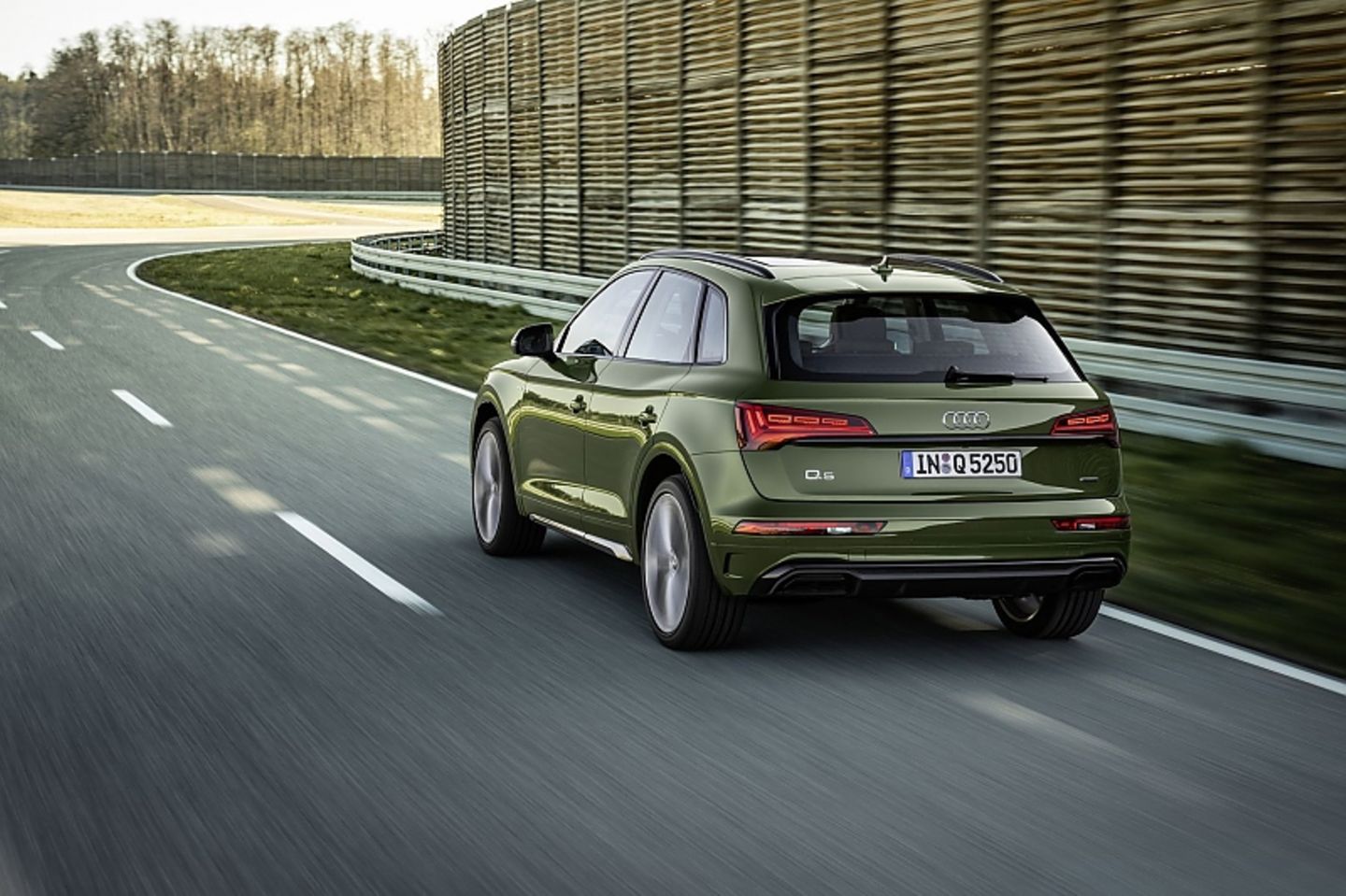 Der Audi SQ5 TDI bildet mit leicht reduzierten 251 kW / 341 PS (vorher 255 kW / 347 PS) die Sperrspitze