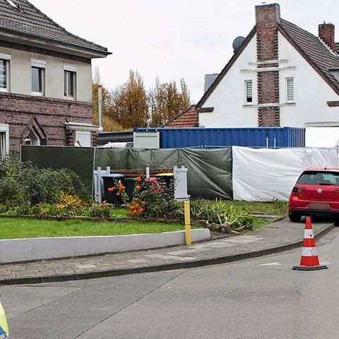 Nordrhein-Westfalen, Alsdorf: Ein Haus wird von der Polizei durchsucht. Hier wurde ein Verdächtiger festgenommenen und seine Wohnung durchsucht. Der Missbrauchsfall von Bergisch Gladbach weitet sich aus.