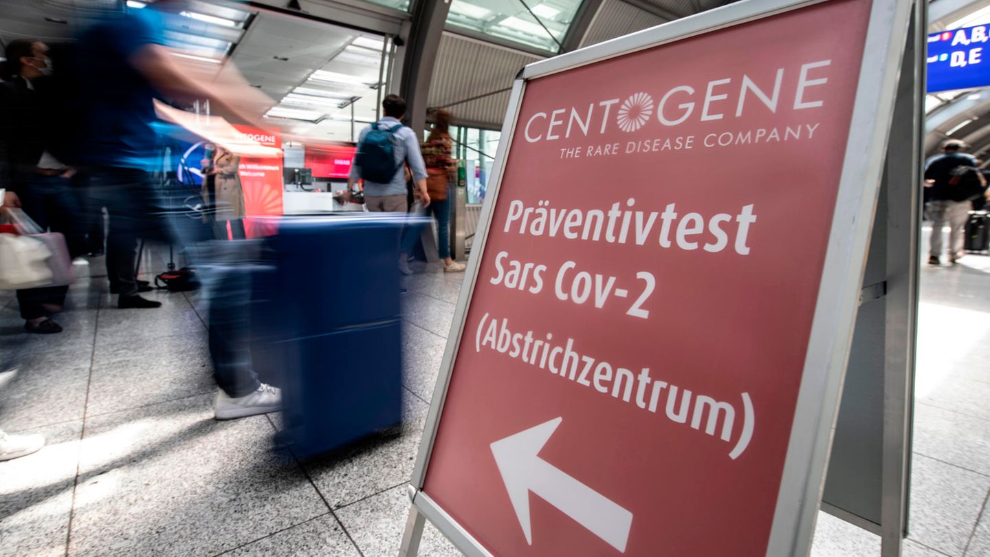 Passagiere am Flughafen Frankfurt an Deutschlands erstem "Flughafen-Corona-Test"-Zentrum 