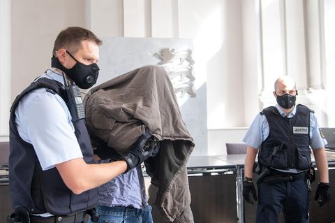 Angeklagter wird in den Gerichtssaal geführt