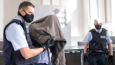 Angeklagter wird in den Gerichtssaal geführt
