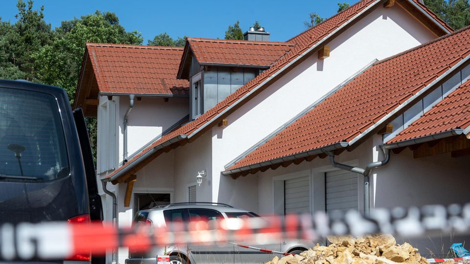 Nachrichten Deutschland Schwandorf Absperrband der Polizei ist vor einem Haus angebracht. In dem Einfamilienhaus sind zwei Leichen entdeckt worden.