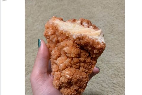 Post auf Reddit: Ungewöhnlicher Fund: Dieser Kristall sieht aus wie ein Hähnchenschnitzel