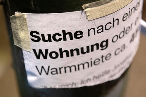 An einer Laterne klebt ein Zettel mit einem Wohnungsgesuch