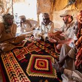 Die Dorfchefs in Archei ­empfangen den Parkmanager Pierre-Armand Roulet