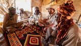 Die Dorfchefs in Archei ­empfangen den Parkmanager Pierre-Armand Roulet