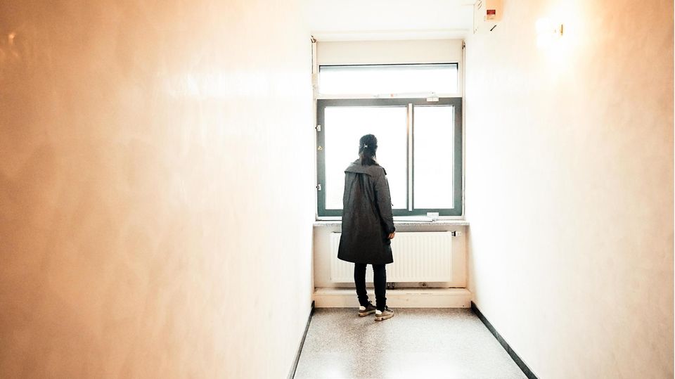 Anonymes Porträt von Frau A in München. Frau A. wurde Opfer von häuslicher Gewalt durch ihren Ehemann. Sie schaffte sich durch die Hilfe eines Frauenhauses von ihm zu befreien und baut sich ein neues Leben mit ihren Kindern auf. (Redakteur Andreas Albes) Jasmin vor einem Fenster