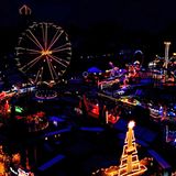 … und auf dem Gelände der neuen Kirmes glitzern dann mehr als 100.000 LEDs um die Wette