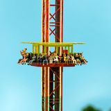 Diese Figuren im Free-Fall-Tower gehören zu den 9000, die allein auf dem neuen Kirmes-Abschnitt platziert wurden