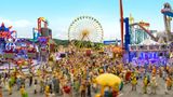 Bild 1 von 10 der Fotostrecke zum Klicken:  Hereinspaziert, in der Hauptgasse der Kirmes tobt das Leben. Die Macher des acht Quadratmeter großen Areals sprechen von der "größten kleinsten Kirmes der Welt".