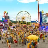 Bild 1 von 10 der Fotostrecke zum Klicken:  Hereinspaziert, in der Hauptgasse der Kirmes tobt das Leben. Die Macher des acht Quadratmeter großen Areals sprechen von der "größten kleinsten Kirmes der Welt".