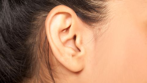 Die Diagnose : Eine junge Frau hat entzündete Augen - die Ursache findet die  Ärztin hinter ihren Ohren