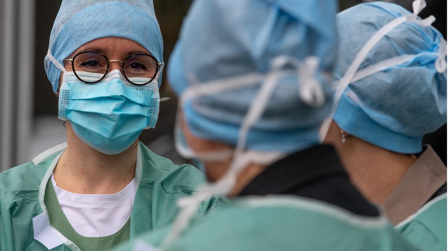 Schutzkleidung ist im Kampf gegen Corona sehr wichtig Masken sollen die Ansteckung mit Corona verhindern