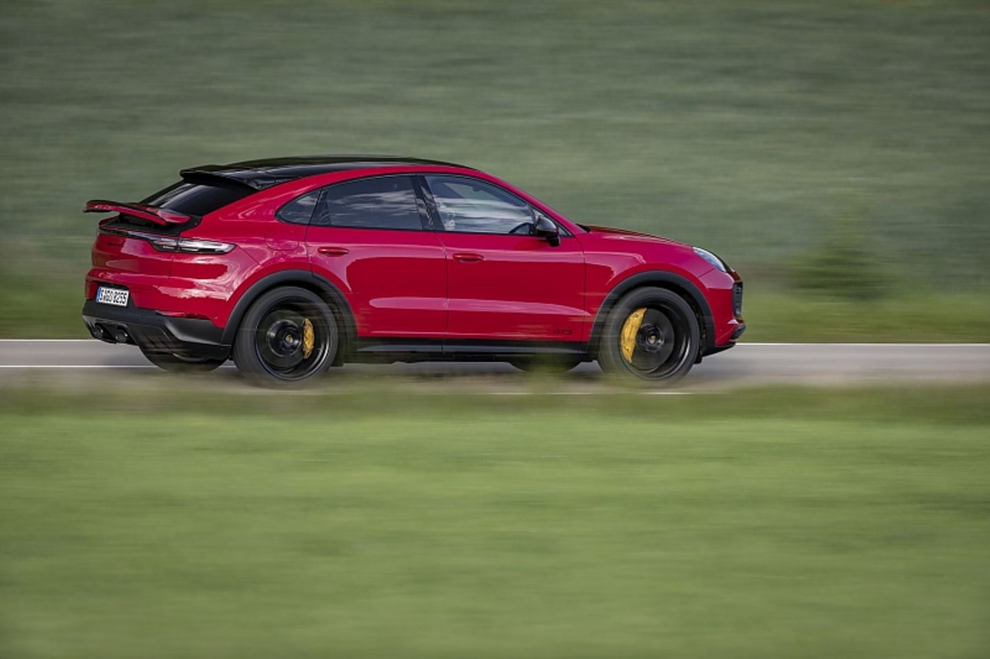 Auch bei hohen Tempi bleibt das Porsche Cayenne GTS Coupé stabil