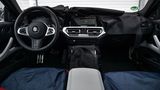 Das Cockpit lässt die Verwandtschaft zu den größeren Brüdern M5 und M8 schon erahnen