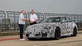 BMW M-Entwicklungschef Dirk Häcker (rechts) erklärt die Feinheiten des neuen M3