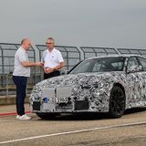 BMW M-Entwicklungschef Dirk Häcker (rechts) erklärt die Feinheiten des neuen M3