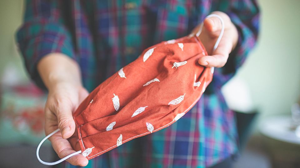 Alltagsmasken gegen das Coronavirus - ein Modell schützt am besten Alltagsmaske aus Stoff
