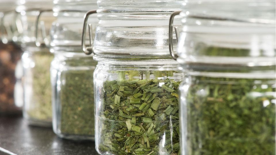 Kräuter trocknen und richtig lagern: Fünf Fehler, die man vermeiden sollte Kräuter trocknen und richtig lagern: Getrocknete Kräuter in Gläsern abgefüllt
