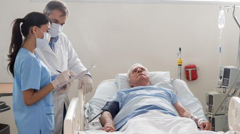 Mann im Krankenbett