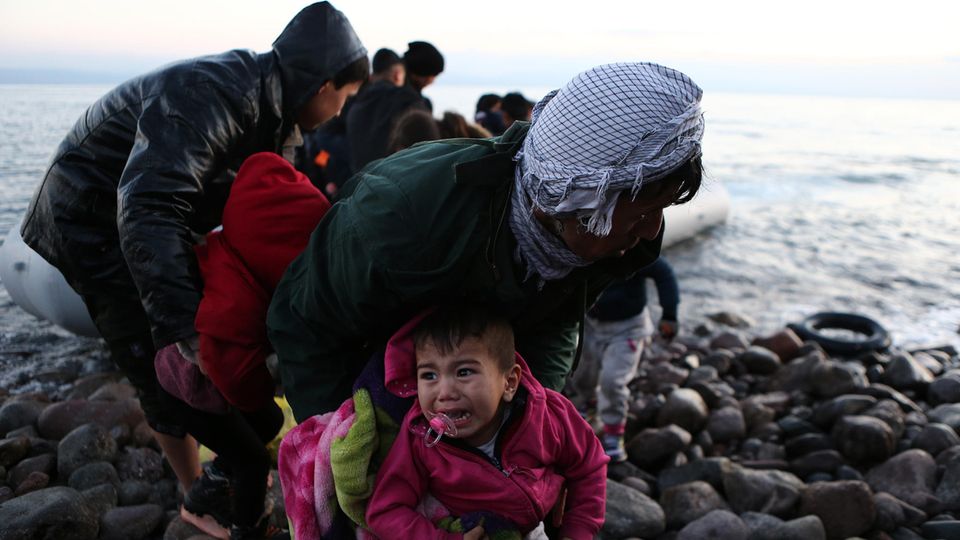 Flüchtlinge am Wasser an Griechenlands Insel Lesbos