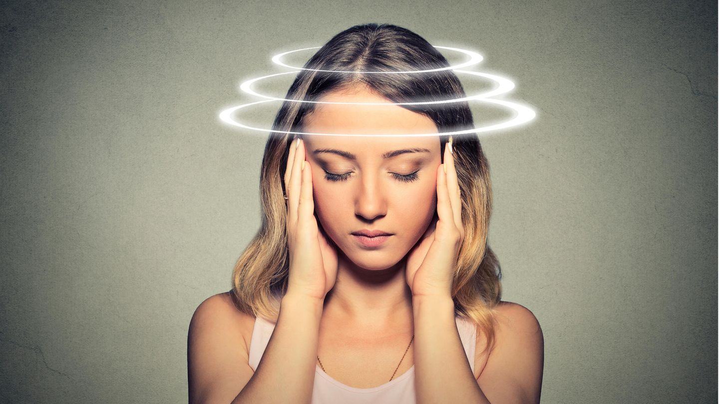 Einer Frau ist schwindelig