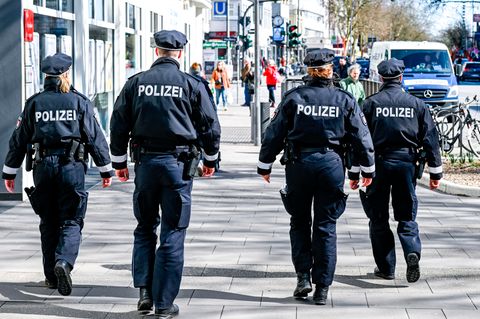 Polizeibeamte patrouillieren in der Hamburger Innenstadt