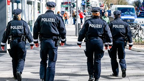 Polizeibeamte patrouillieren in der Hamburger Innenstadt