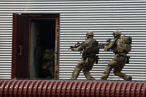 KSK-Soldaten stürmen auf dem Kasernengelände in Calw während einer Übung in eine Tür