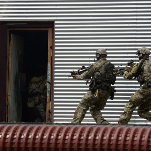 KSK-Soldaten stürmen auf dem Kasernengelände in Calw während einer Übung in eine Tür