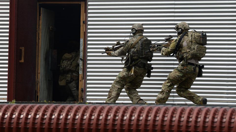 KSK-Soldaten stürmen auf dem Kasernengelände in Calw während einer Übung in eine Tür