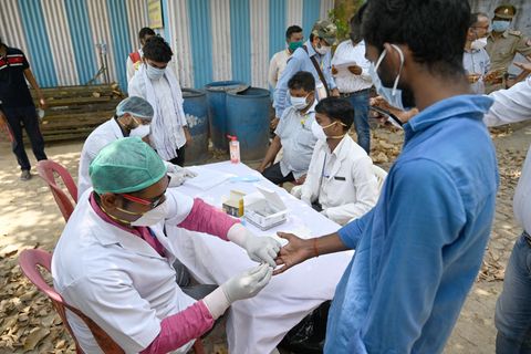Mediziner in Indien machen Covid-19-Tests bei Studenten (Archivbild)