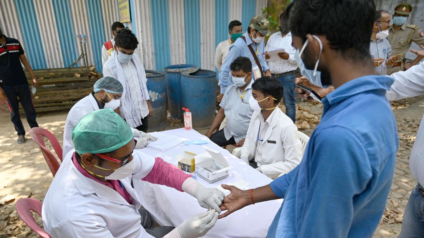 Mediziner in Indien machen Covid-19-Tests bei Studenten (Archivbild)
