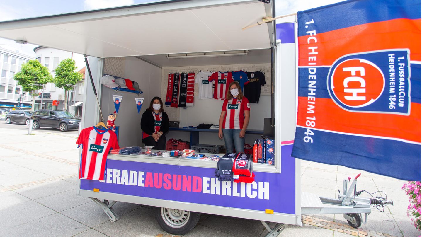 Verkaufsstand für Fansausrüstung des 1. FC Heidenheim