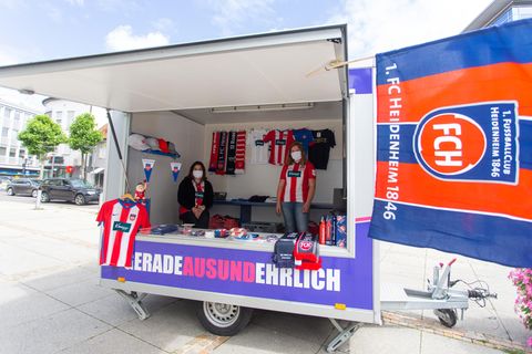 Verkaufsstand für Fansausrüstung des 1. FC Heidenheim