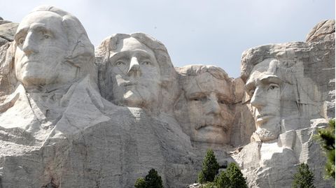 Am Mount Rushmore sind die Köpfe der US-Präsidenten George Washington, Thomas Jefferson, Theodore Roosevelt und Abraham Lincoln (v.l.n.r.) eingemeißelt