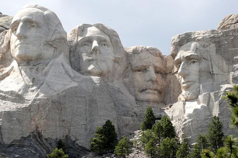 Am Mount Rushmore sind die Köpfe der US-Präsidenten George Washington, Thomas Jefferson, Theodore Roosevelt und Abraham Lincoln (v.l.n.r.) eingemeißelt