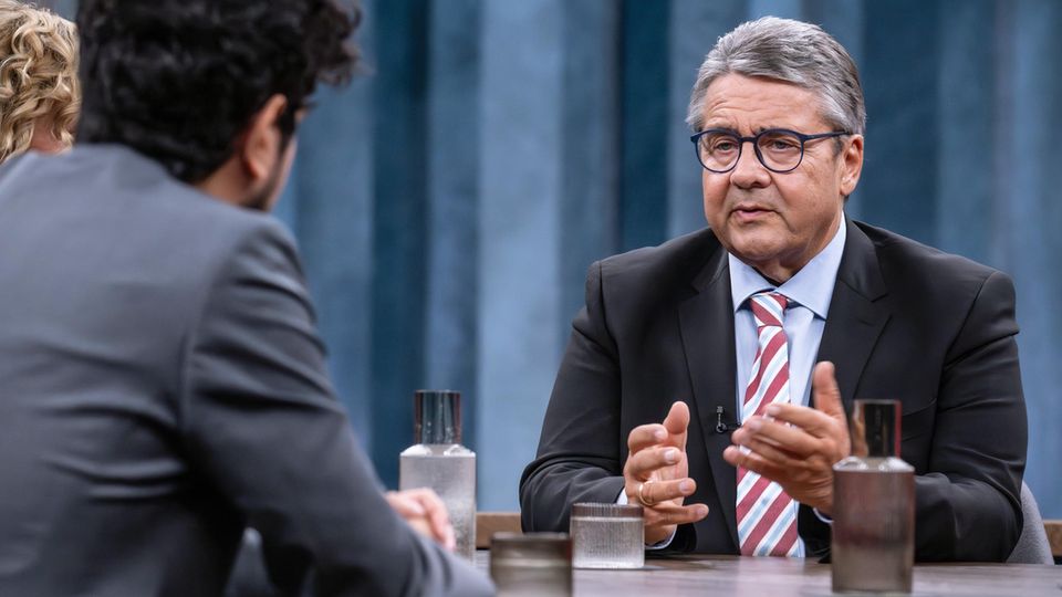 Sigmar Gabriel im Portrait mit besorgtem Gesichtsausdruck
