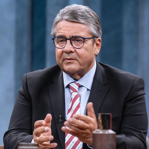 Sigmar Gabriel im Portrait mit besorgtem Gesichtsausdruck