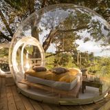 Himmelbett im Thurgauer Bubble-Hotel auf dem Arenenberg  Ein möbliertes, durchsichtiges Kugelzelt: Dieses transparente Hotelzimmer steht in der Ostschweiz, mitten im Grünen unter einer Baumkrone mit Blick auf den Untersee und Sonnenauf- und -untergänge. Falls Windgeschwindigkeit 70km/h übersteigt, können die  Gäste ins Hotelzimmer wechseln.