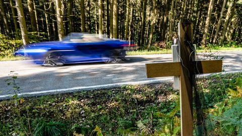 An dieser Unfallstelle kamen 2019 bei einem illegalen Autorennen Menschen ums Leben