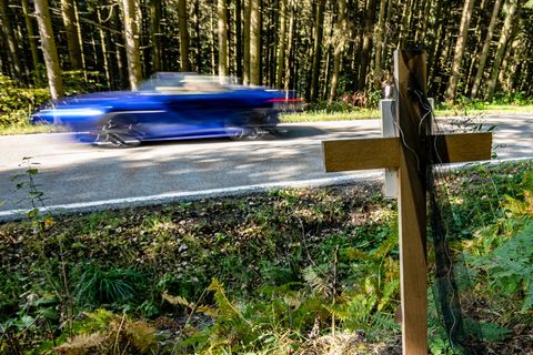 An dieser Unfallstelle kamen 2019 bei einem illegalen Autorennen Menschen ums Leben