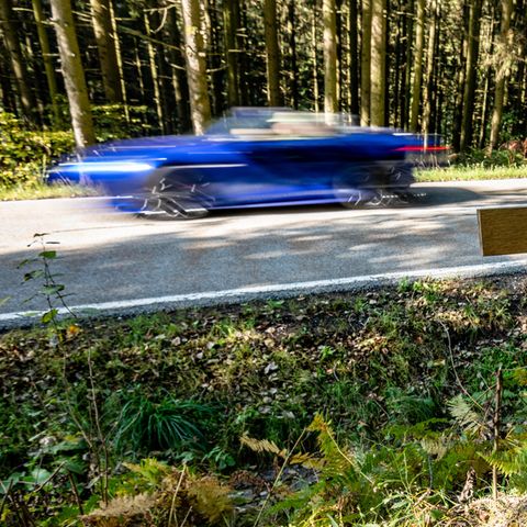An dieser Unfallstelle kamen 2019 bei einem illegalen Autorennen Menschen ums Leben