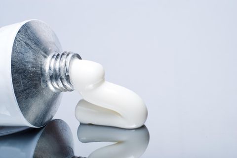 Gegen Hämorrhoiden hilft eine Salbe