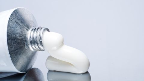 Gegen Hämorrhoiden hilft eine Salbe