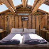 Alp Somtgant mit Glasdach  Ein Heuschober mit Sternenblick durchs Glasdach: Das ist das Tgamon auf der Alp Somtgant oberhalb von Savognin im Kanton Graubünden. Der ausgebaute Heuschober liegt auf 2200 Metern Höhe. Es wird daher empfohlen, warme Kleidung einzupacken, da das Tgamon nicht geheizt werden kann.