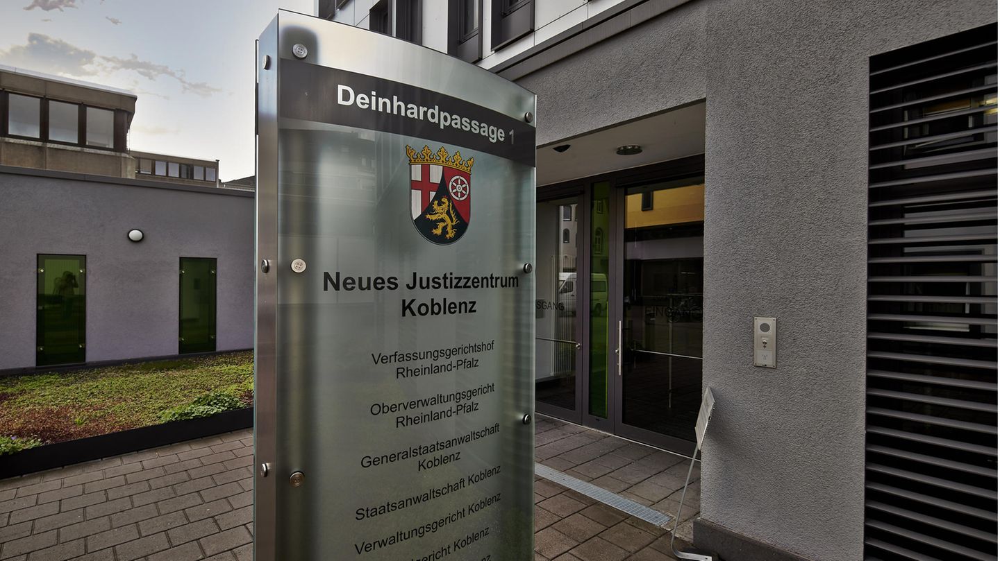 Justizzentrum / Oberverwaltungsgericht in Koblenz - Lehrer klagte